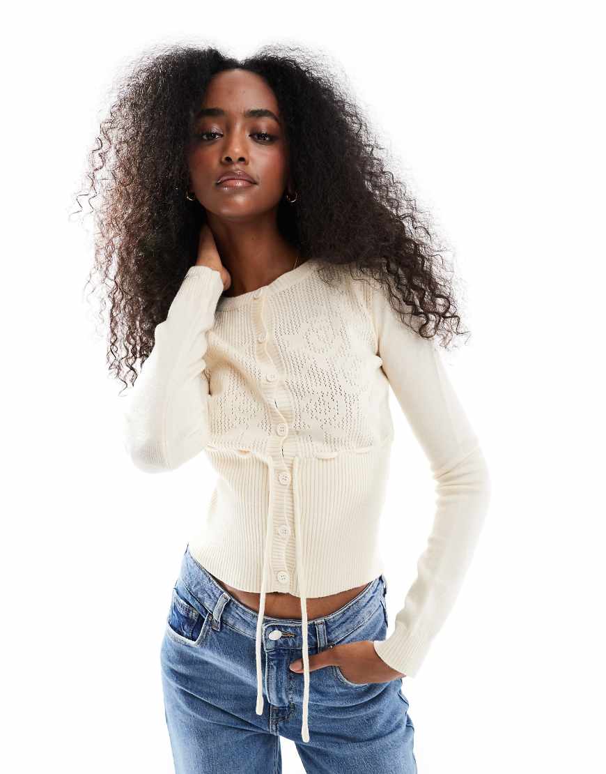 Daisy Street - Schmale Strickjacke in Creme mit Rosenintarsien-Weiß von Daisy Street