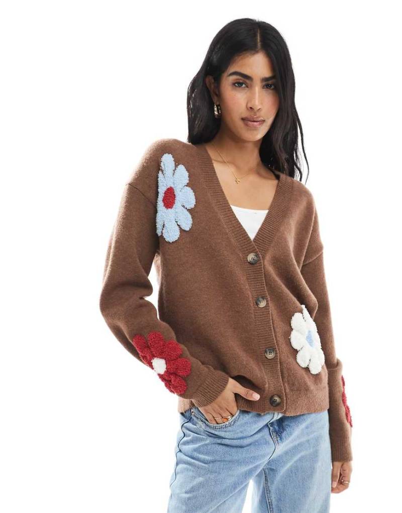 Daisy Street - Strickjacke in Braun mit mehrfarbigen Blumen und V-Ausschnitt-Bunt von Daisy Street