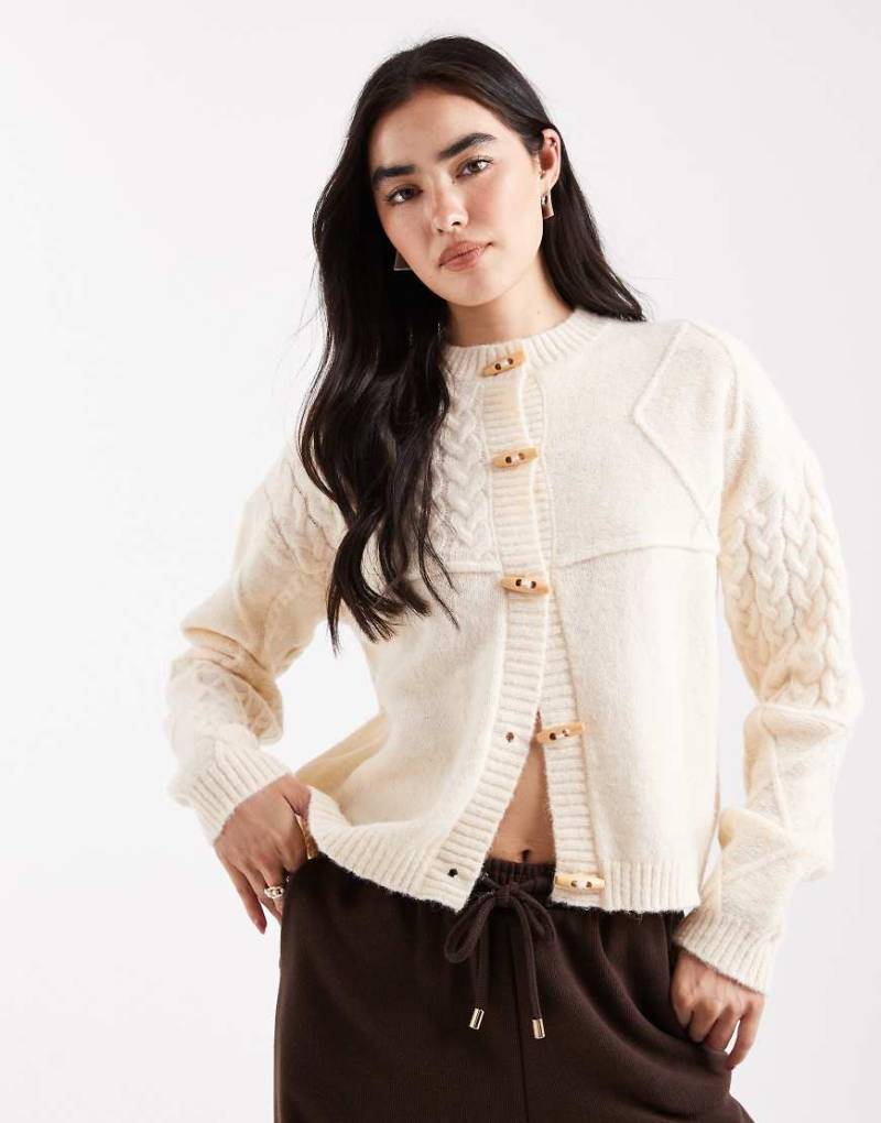 Daisy Street - Strickjacke in Cremeweiß mit Zopfmuster und braunen Knebelknöpfen von Daisy Street
