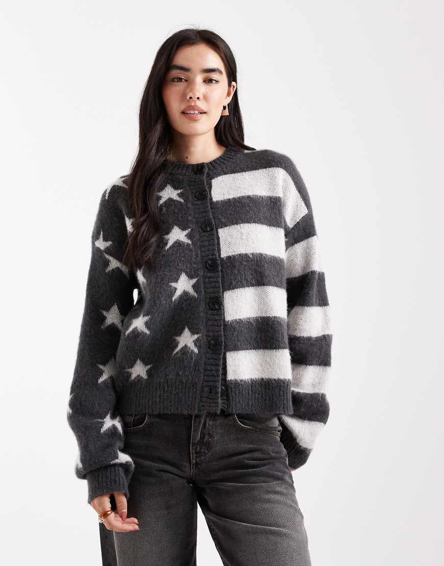 Daisy Street - Strickjacke in Schwarz und Weiß mit geteiltem Stern- und Streifenmuster-Bunt Daisy Street - Strickjacke in Schwarz und Weiß mit geteiltem Stern- und Streifenmuster-Bunt von Daisy Street