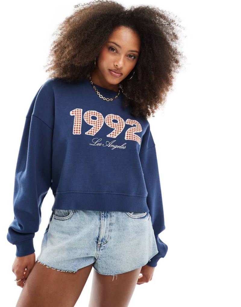 Daisy Street - Sweatshirt in Marineblau mit Print und bestickter 1992-Grafik von Daisy Street