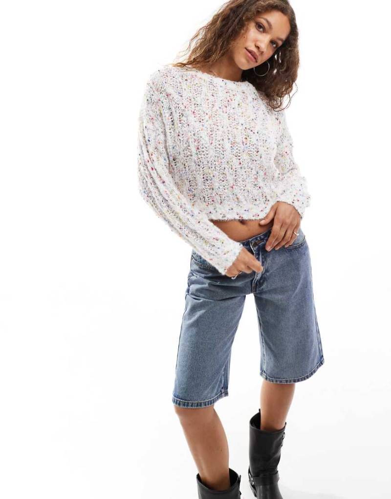 Daisy Street - Weitmaschiger, kurzer Strickpullover in buntmeliertem Cremeweiß von Daisy Street