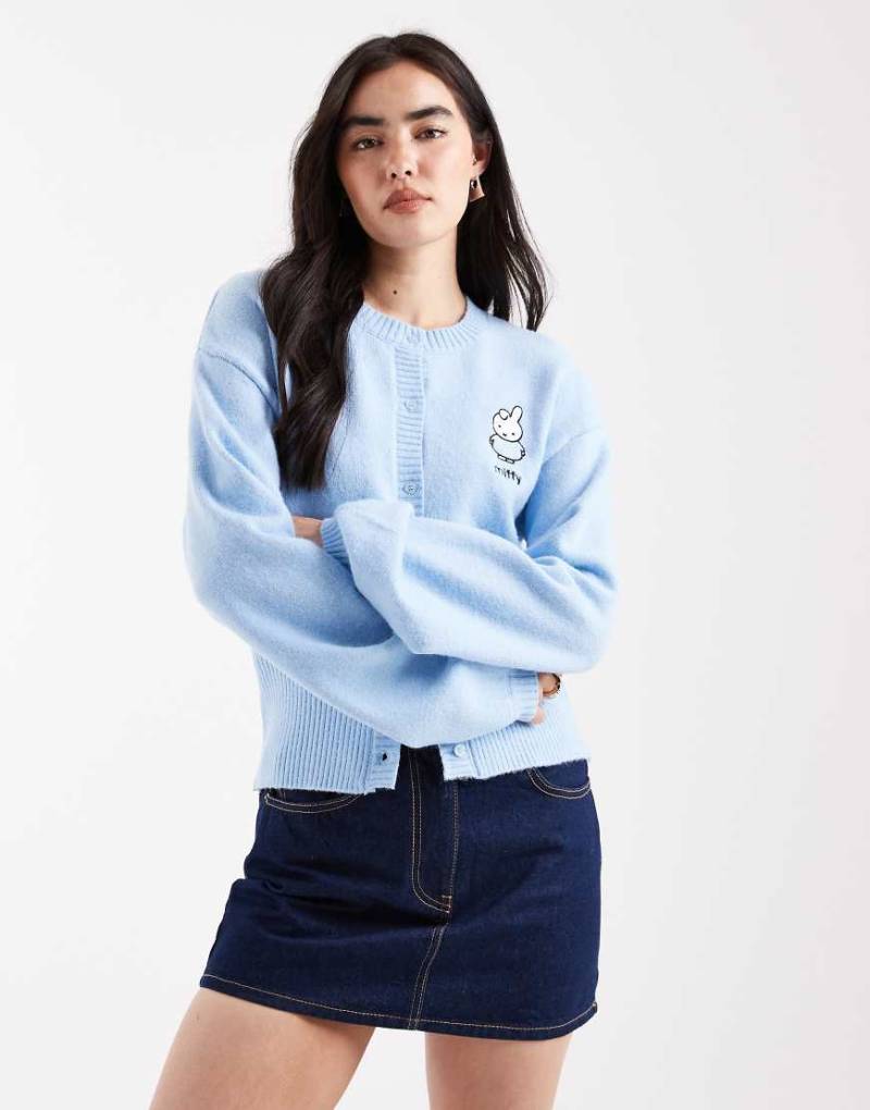 Daisy Street x Miffy - Gesmokte, knapp geschnittene Strickjacke in Blassblau von Daisy Street