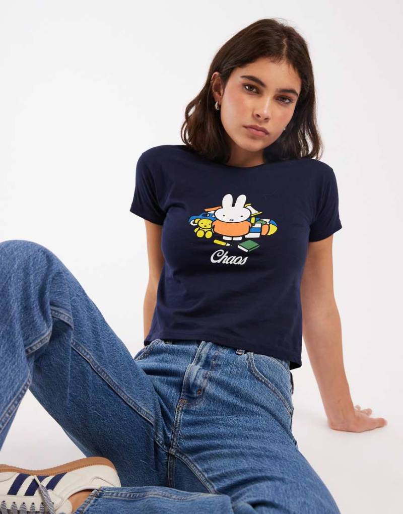 Daisy Street x Miffy - Knapp geschnittenes T-Shirt in Marineblau mit „Chaos"-Grafikmotiv von Daisy Street