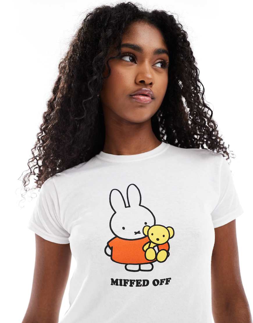 Daisy Street x Miffy - Knapp geschnittenes T-Shirt in Weiß mit „Miffed off"-Grafik Daisy Street x Miffy - Knapp geschnittenes T-Shirt in Weiß mit „Miffed off"-Grafik von Daisy Street