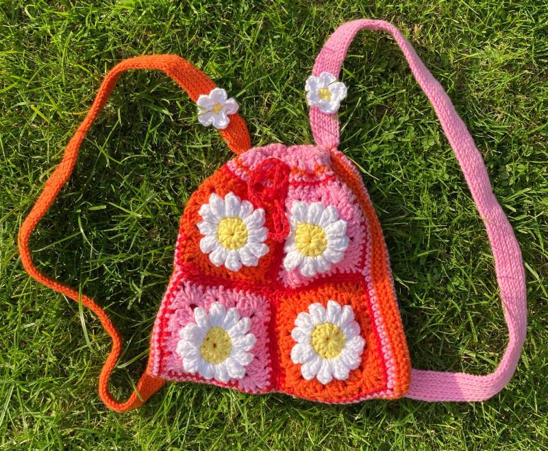 Gänseblümchen Gehäkelter Mini-Rucksack in Orange, Pink Und Rot von DaisyByNature