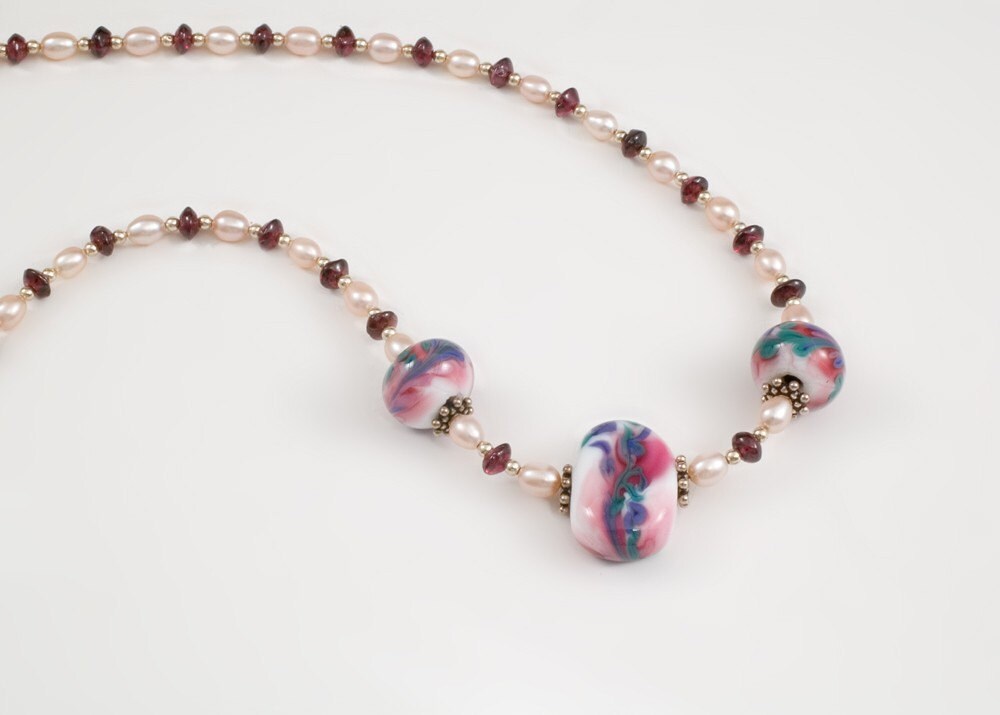 Halskette Aus Granat, Rosa Perlen Und Glaskunst Halskette Aus Granat, Rosa Perlen Und Glaskunst von DaisyCatJewelry