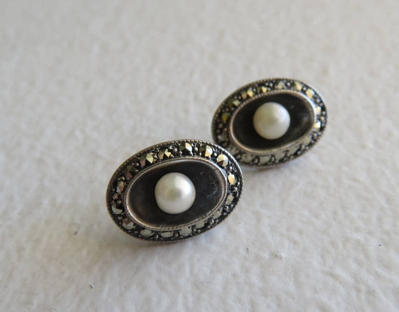 Art Deco Sterling Silber Oval Flapper Ohrringe W/Umlaufenden Markasiten, Wiegt 3.9 Gramm Art Deco Sterling Silber Oval Flapper Ohrringe W/Umlaufenden Markasiten, Wiegt 3.9 Gramm von DaisyDiamondVintage