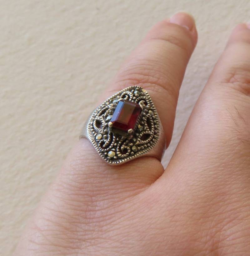 Ring Aus Sterlingsilber Im Art-Déco-Stil Mit 7 Mm Granat Smaragdschliff Und Umgebenden Markasiten, Us-Ringgröße 8, 25 | 8 1/4 von DaisyDiamondVintage