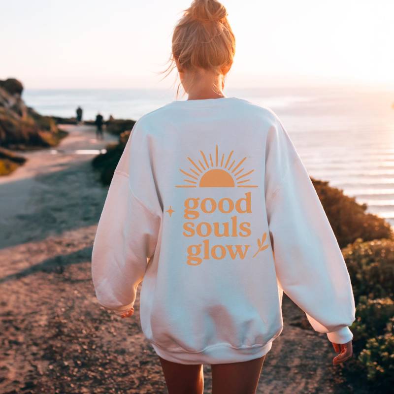 Good Souls Glow Sweatshirt, Boho Sun Crewneck, Retro Spiritual Sweater, Positive Quote Shirt, Minimalist Graphic Pullover Good Souls Glow Sweatshirt, Boho Sun Crewneck, Retro Spiritual Sweater, Positive Quote Shirt, Minimalist Graphic Pullover von DaisyDreamersClub