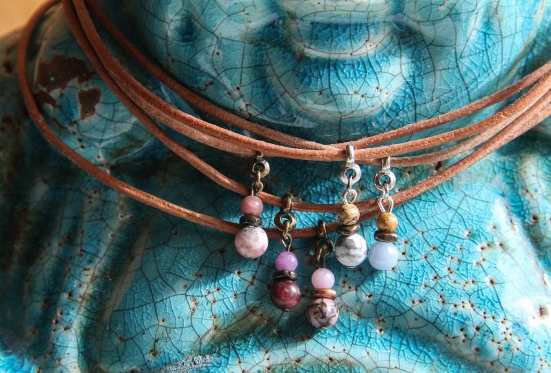 Kurze Lederkette Mit Anhänger von DaisyJonesDesign