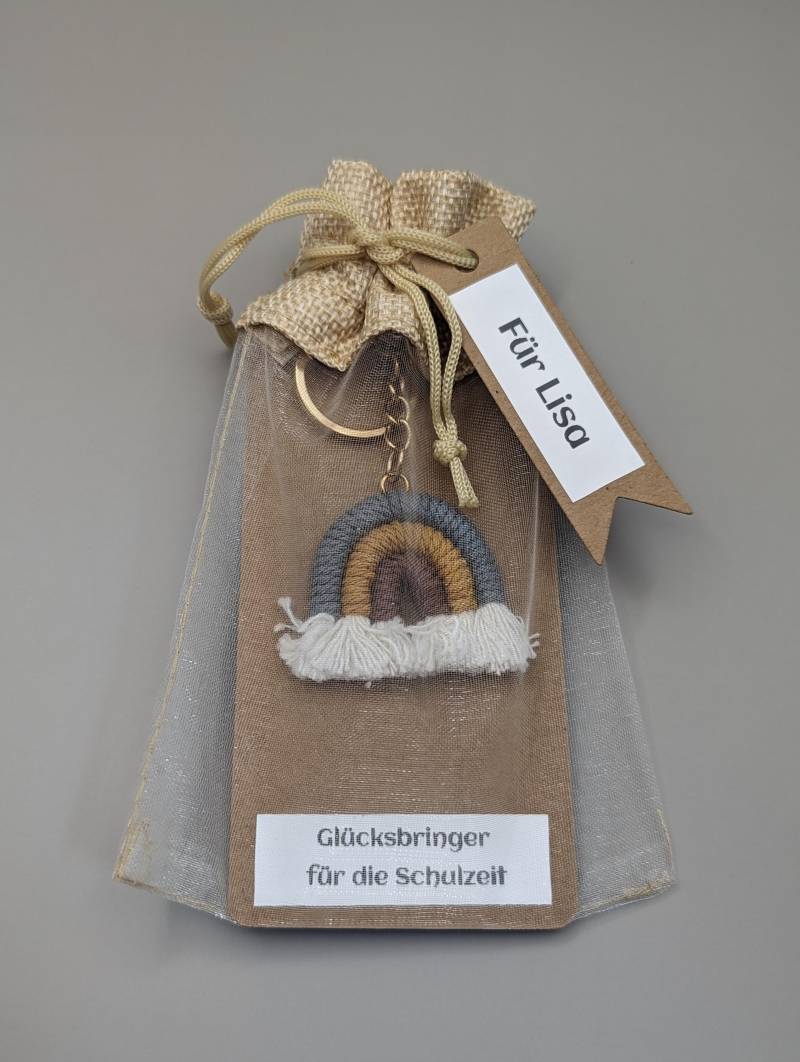 Boho Regenbogen Glücksbringer Für Die Schulzeit. Anhänger Einschulung Schulanfang Geschenk Kinder Glück Mut Stärke Kraft Mädchen Makramee von DaisyKreationen