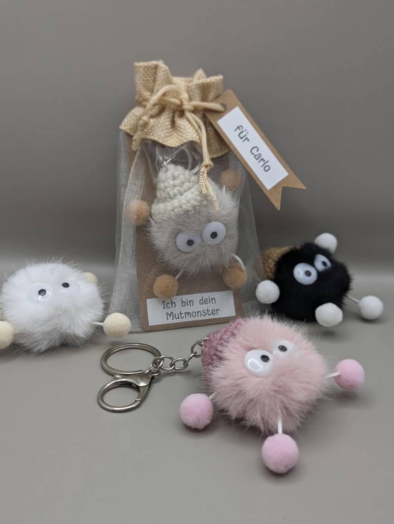 Kleines Mutmonster Anhänger Kuscheltier Schule Geschenk Kinder Personalisierbar Mut Stärke Kraft Prüfung Schulbegleiter Strick Kindergarten von DaisyKreationen