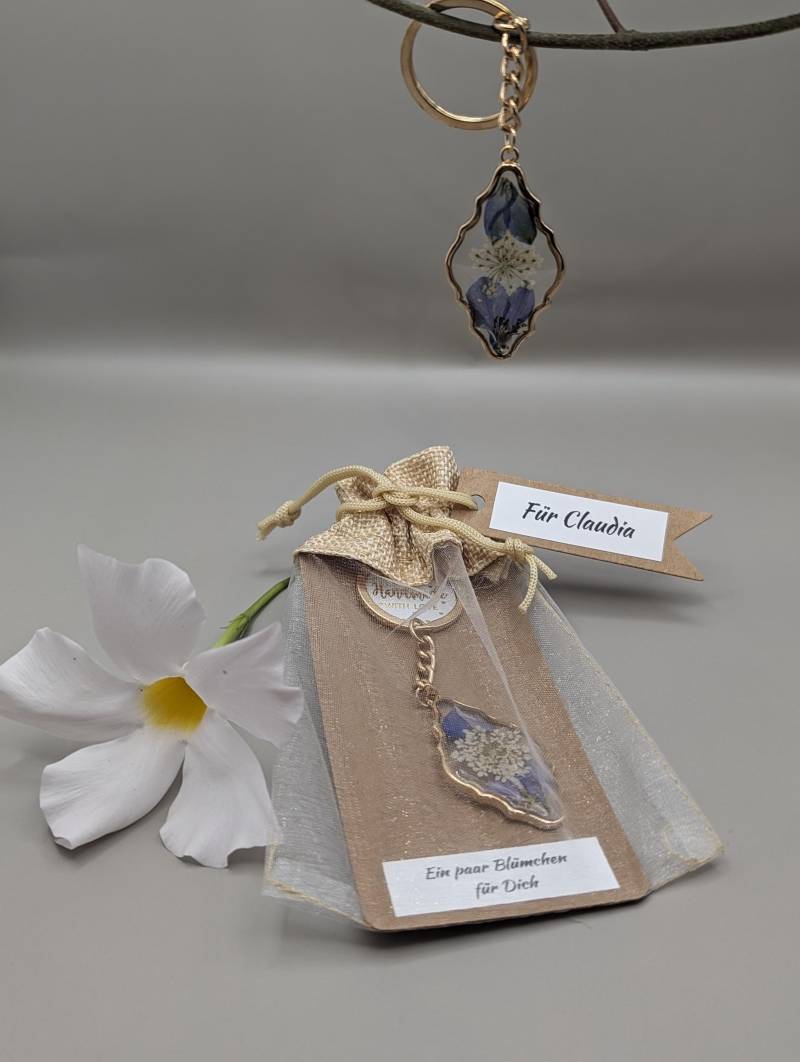 Schlüsselanhänger "Ein Paar Blümchen Für Dich" Geburtstagsgeschenk Getrocknete Blumen Personalisiert Gold Freundin Schwester Kollegin Danke von DaisyKreationen