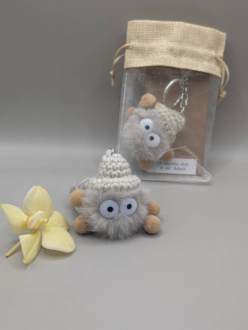 Süßer Schulbegleiter Mutmonster Anhänger Kuscheltier Einschulung Schulanfang Geschenk Kinder Mut Stärke Kraft Prüfung Mädchen Junge Plüsch von DaisyKreationen