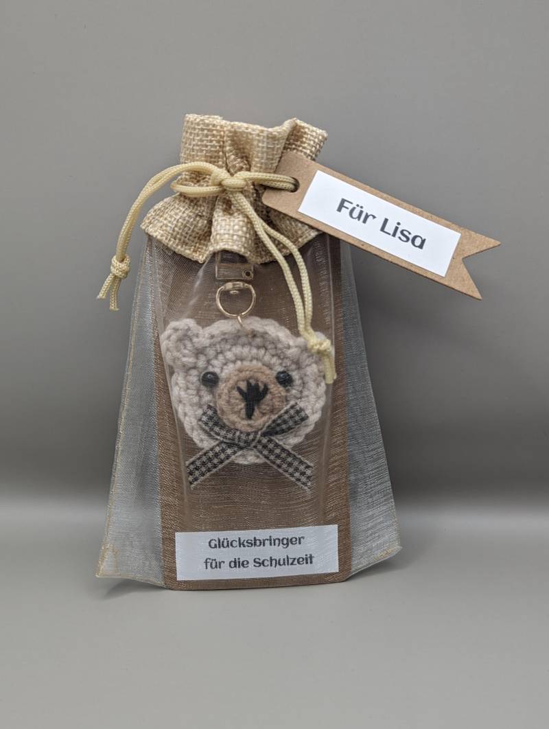 Süßer Teddy Anhänger Zur Einschulung Schulanfang Geschenk Kinder Mut Stärke Kraft Mädchen Junge Gehäkelt Beige Braun Glücksbringer Schulzeit von DaisyKreationen