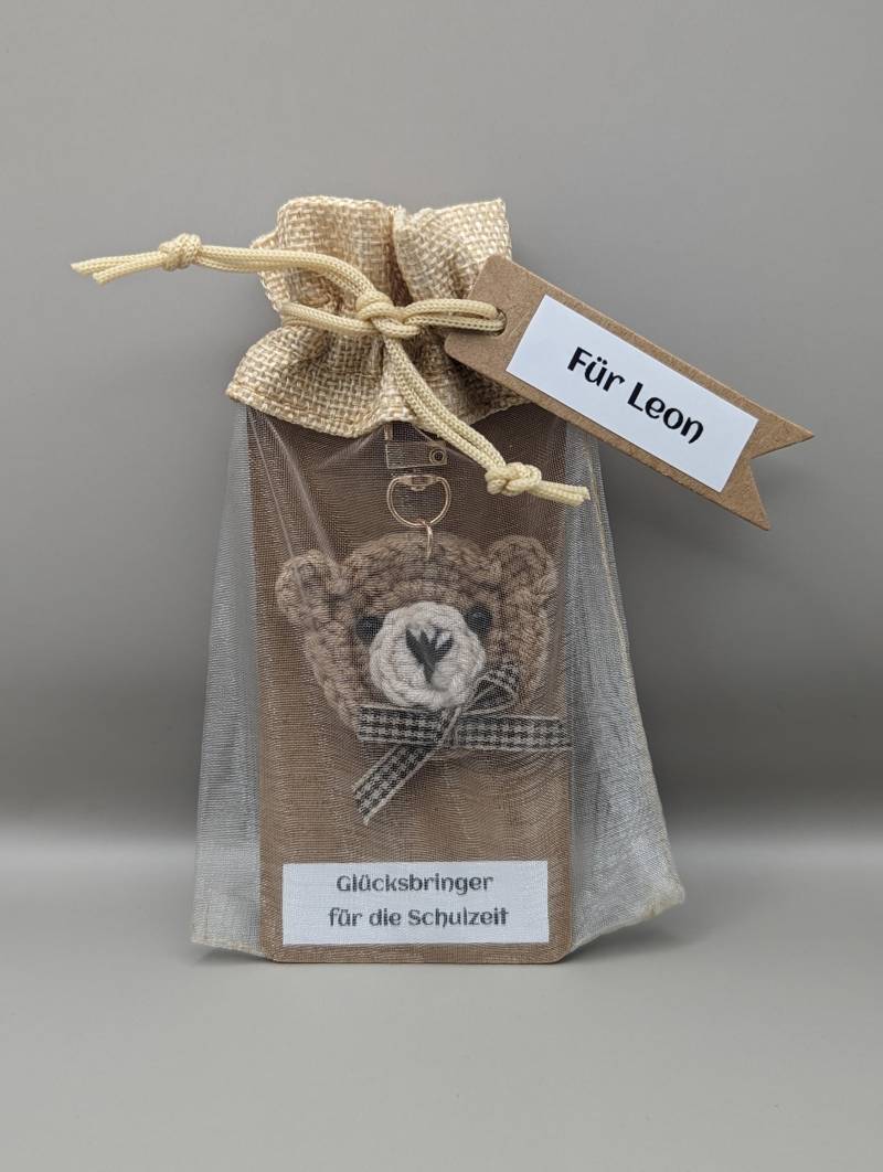 Süßer Teddy Anhänger Zur Einschulung Schulanfang Geschenk Kinder Mut Stärke Kraft Mädchen Junge Gehäkelt Braun Glücksbringer Schulzeit von DaisyKreationen