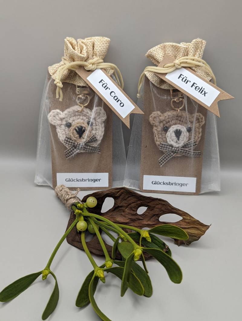Teddy Glücksbringer Anhänger Geschenk Mit Name Kinder Mut Stärke Kraft Mädchen Junge Gehäkelt Braun Schulzeit Geburt von DaisyKreationen