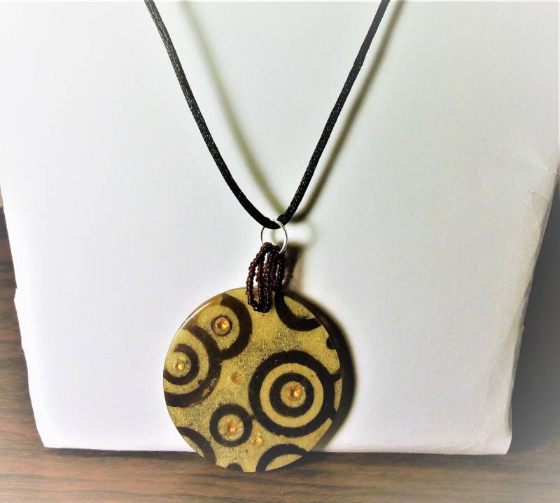 Runde Braune Anhänger, Halskette, Harz-Anhänger, Harzhalskette, Upcycling Upcycled Mode-Anhänger, Halskette von DaisyLinksDesigns