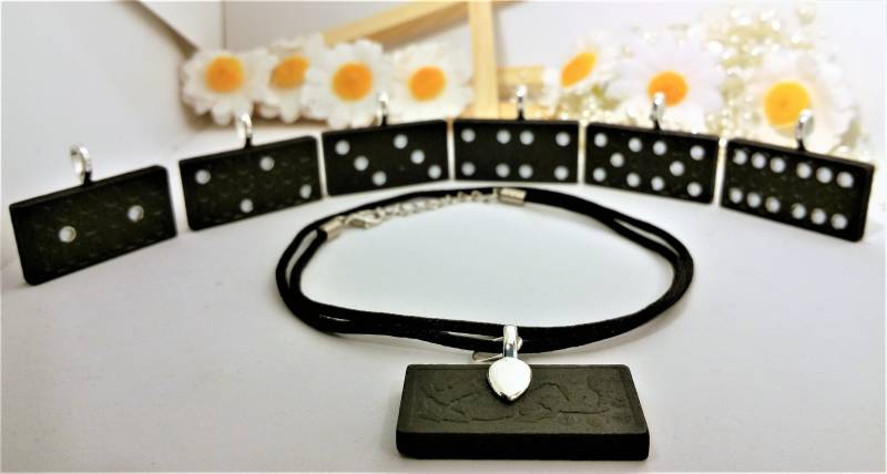 Schwarze Domino Halskette, Schwarze Domino-Anhänger, Schwarzer Anhänger, Kleine Geschenk, Neuheit Anhänger von DaisyLinksDesigns