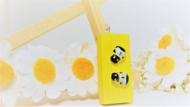 Zwei Bienen Anhänger, Zwei Halskette, Biene Bee Bienen-Halskette, Gelbe Geschenk von DaisyLinksDesigns