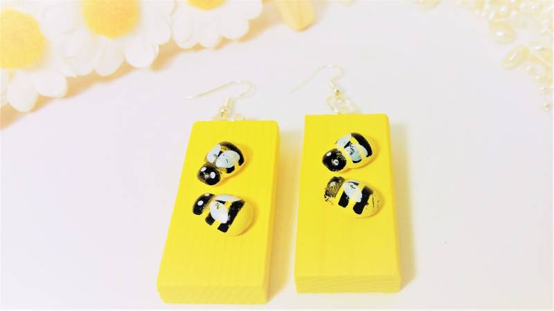 Zwei Bienen Ohrringe, Gelbe Biene Ohrringe Gelb Bienen, Holz Geschenk von DaisyLinksDesigns