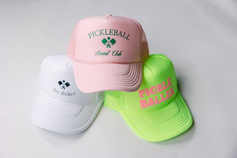 Benutzerdefinierte Fernlastwagenmütze | Slogan Trucker Hat Party Hut Spruch Pickleball Tag Dinker Cap Benutzerdefinierte Fernlastwagenmütze | Slogan Trucker Hat Party Hut Spruch Pickleball Tag Dinker Cap von DaisyScottDesigns