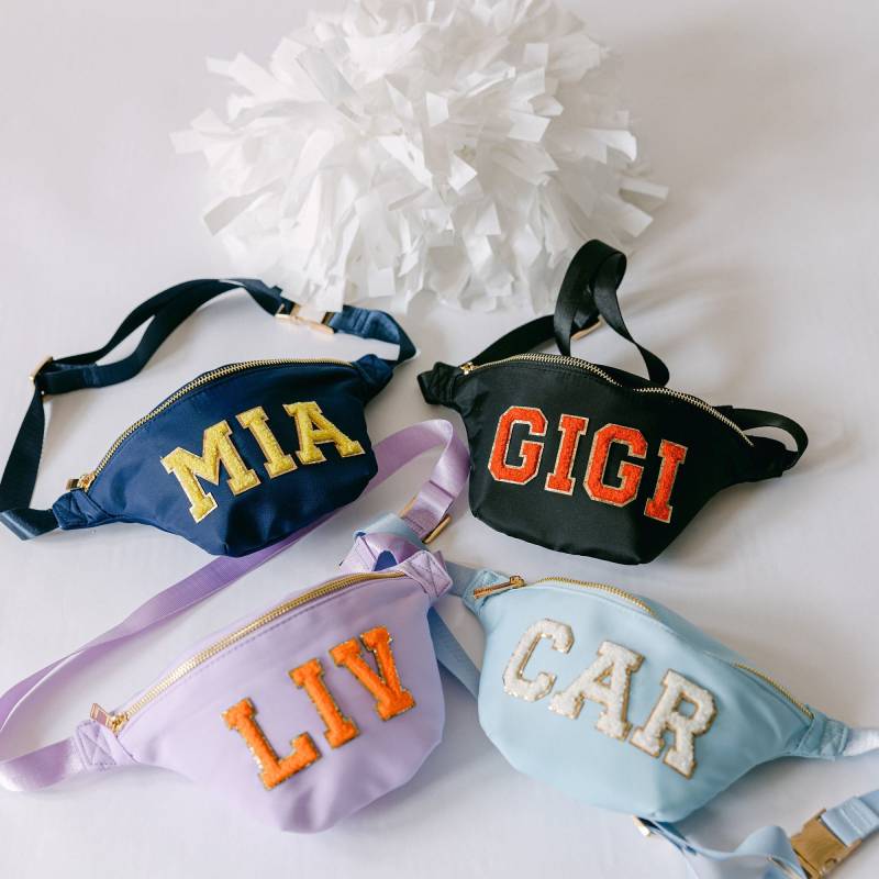 Chenille Buchstaben Patch Bauchtasche | Personalisierte Nylon College-Grad Geschenk Abschlussgeschenk Flicken Tasche Maßgeschneiderte Gürteltasche von DaisyScottDesigns