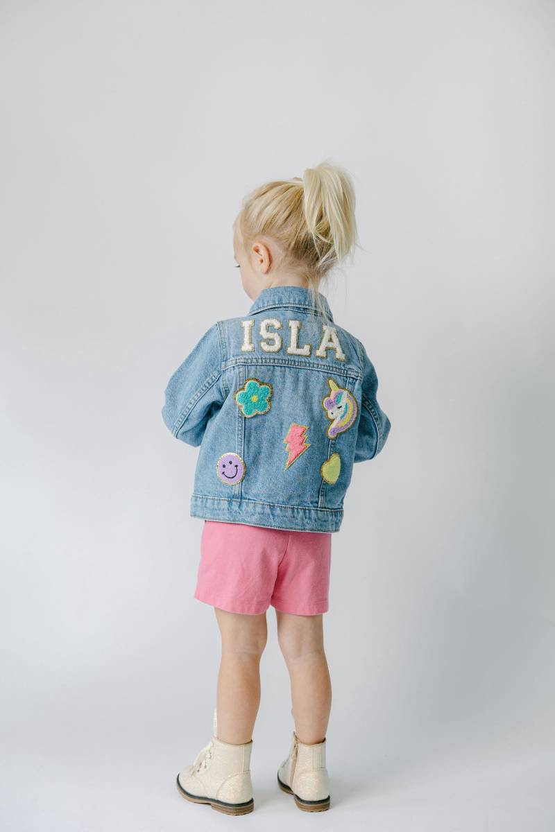 Mädchen Chenille Patch Jeansjacke | Name Kleinkind Benutzerdefinierte Personalisierte Babyjacke von DaisyScottDesigns