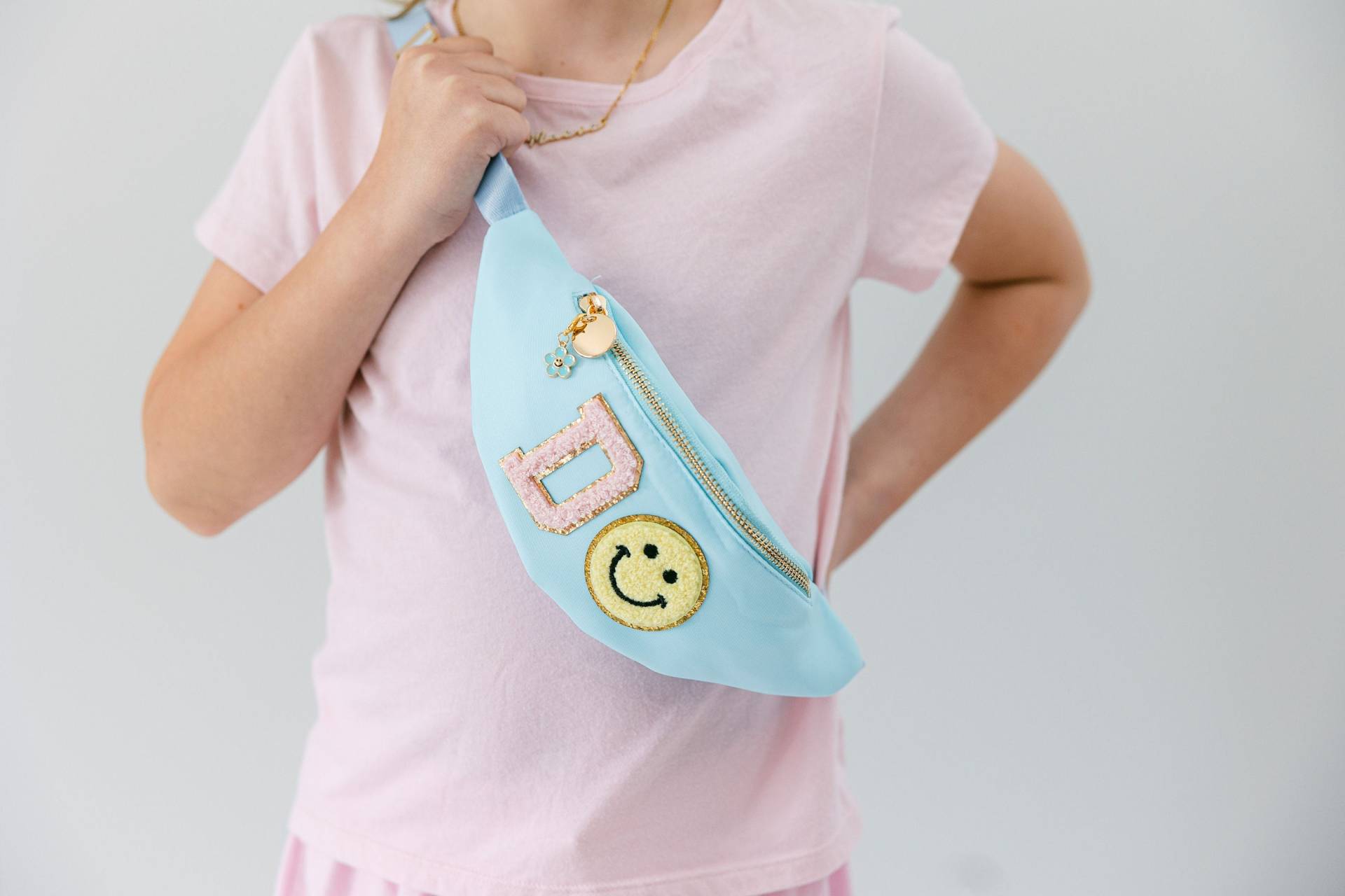 Personalisierte Kinder Nylon Bauchtasche | Chenille Buchstaben Patch Individuelle Gürteltasche Mini Crossbody Tasche von DaisyScottDesigns