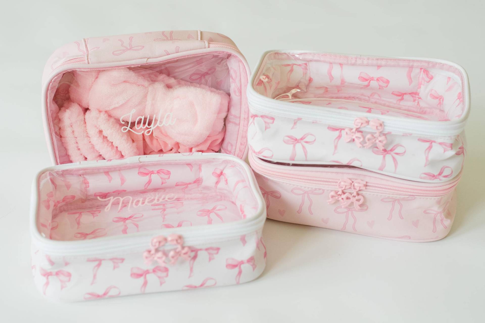Personalisierte Rosa Schleifen-Kosmetiktasche | Klare Kosmetiktasche Mit Schleifen Schleifenkosmetiktasche Schminktasche Personalisierte Rosa Schleifen-Kosmetiktasche | Klare Kosmetiktasche Mit Schleifen Schleifenkosmetiktasche Schminktasche von DaisyScottDesigns
