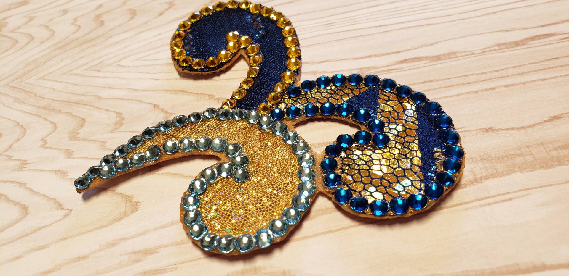 Custom Made Triple Swirl Baton Twirling Oder Eislaufen Haarteil Custom Made Triple Swirl Baton Twirling Oder Eislaufen Haarteil von DaisyandDotStore