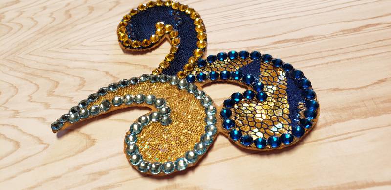 Custom Made Triple Swirl Baton Twirling Oder Eislaufen Haarteil Custom Made Triple Swirl Baton Twirling Oder Eislaufen Haarteil von DaisyandDotStore
