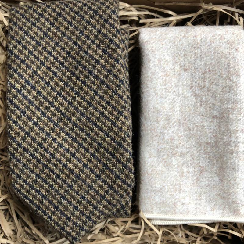 Braun Karo Wolle Krawatte & Einstecktuch Set von DaisyandOakStudio