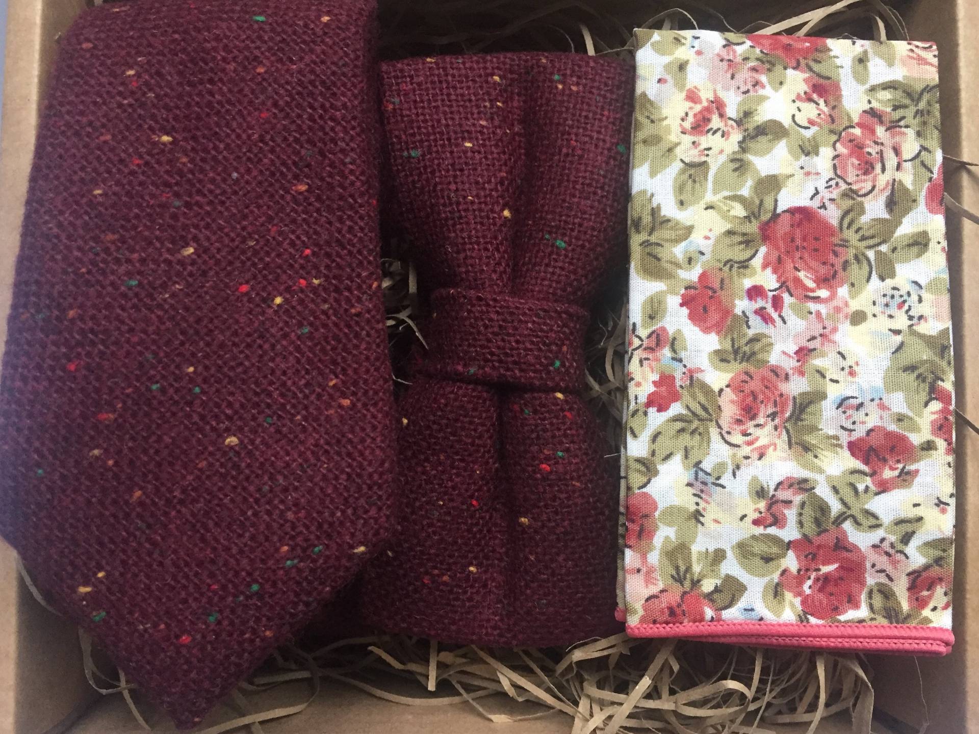 Burgunderrote Krawattenset Aus Wolle Florales Einstecktuch, Weinrote Fliege Tweed von DaisyandOakStudio