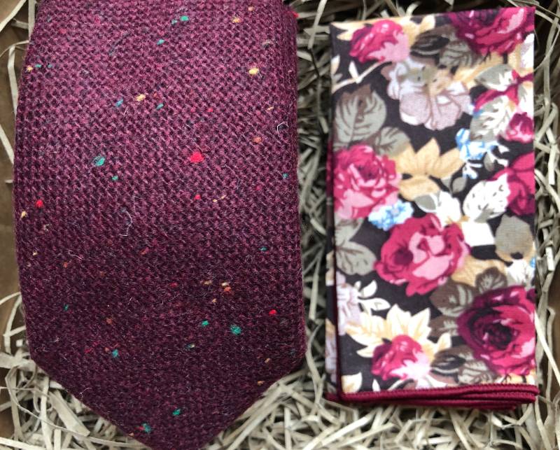 Rote Wolle Tweed Hochzeitskrawatte & Florales Einstecktuch Im Set von DaisyandOakStudio