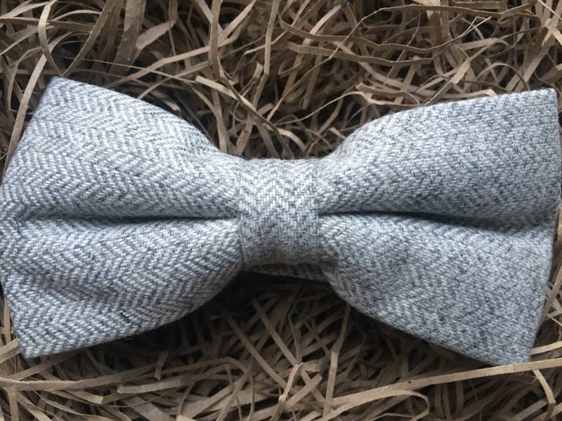 Die Spindel Herren Graue Wolle Vorgebundene Fliege, Herringbone Tweed Vintage Look Die Spindel Herren Graue Wolle Vorgebundene Fliege, Herringbone Tweed Vintage Look von DaisyandOakStudio