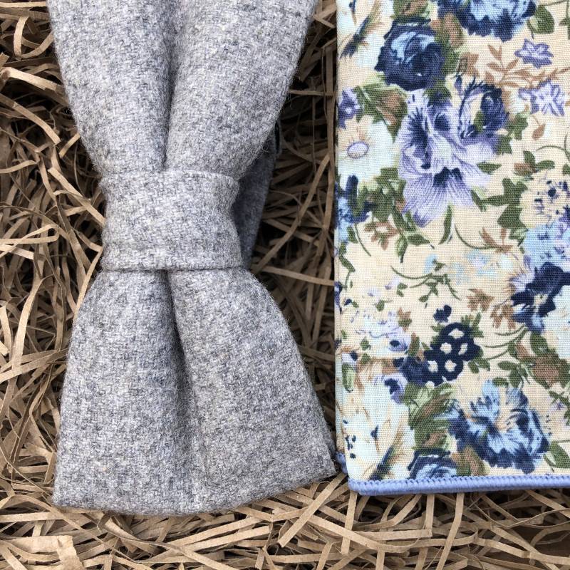 Graue Fliege Aus Wolle Und Blaues Geblümtes Einstecktuch Im Set von DaisyandOakStudio