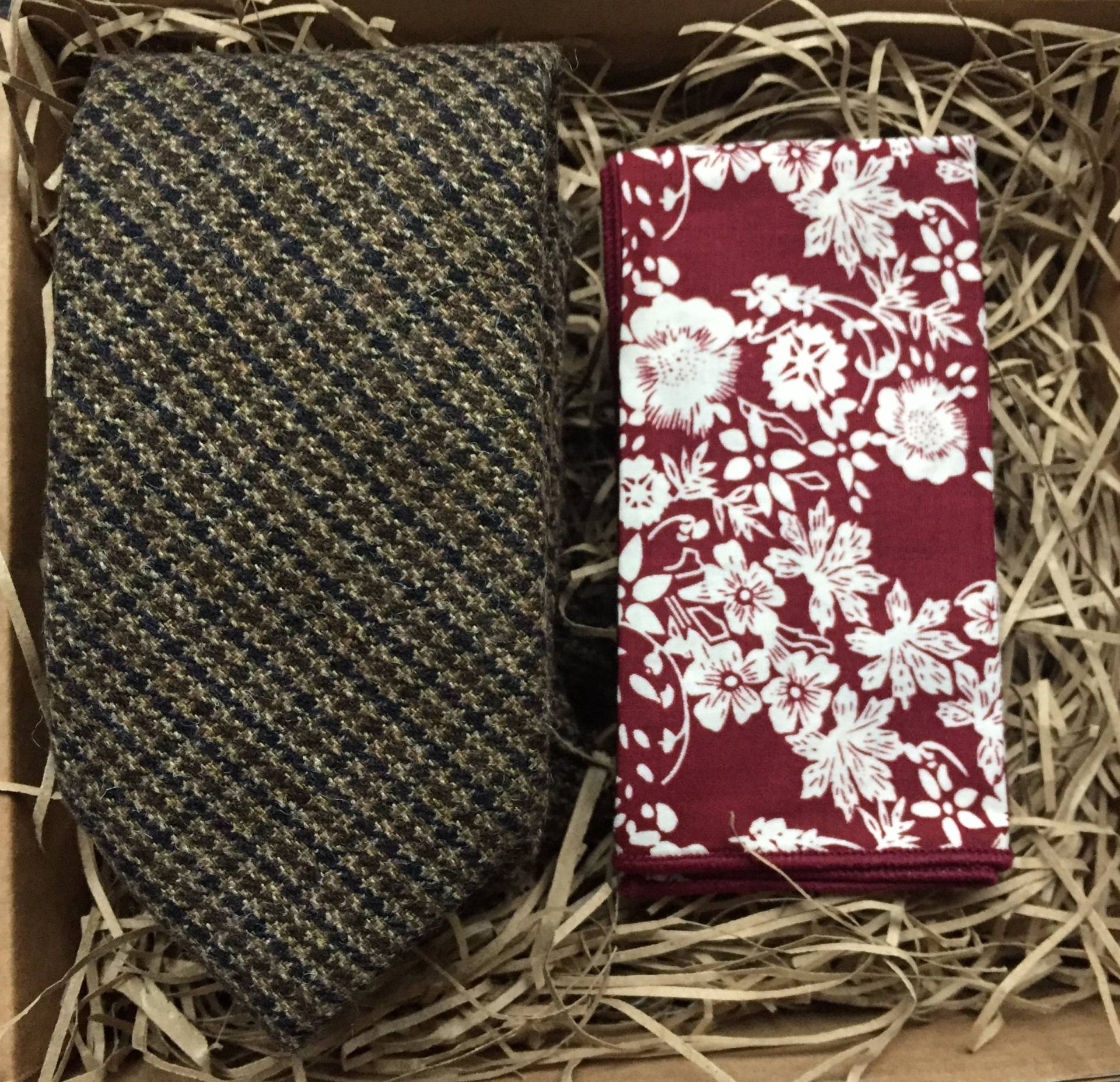 Karierte Wollkrawatte Mit Geblümten Einstecktuch Braunes Tweed Krawatten-Set Karierte Wollkrawatte Mit Geblümten Einstecktuch Braunes Tweed Krawatten-Set von DaisyandOakStudio
