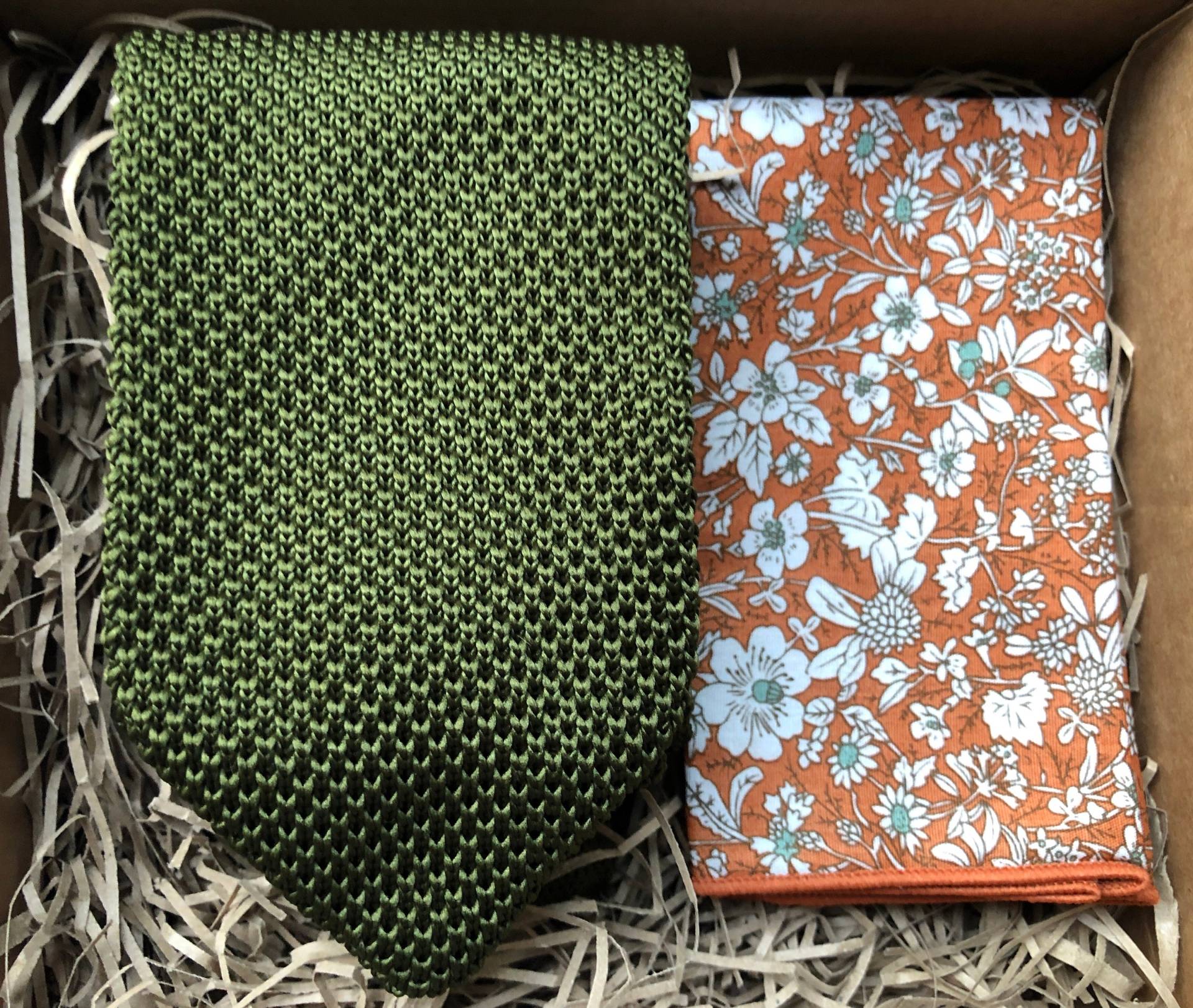 Keine Zoll Oder Bezahlt - Grüne Gestrickte Krawatte & Florales Einstecktuch Set | Olivgrün Hochzeit Herren Weihnachtsgeschenk von DaisyandOakStudio