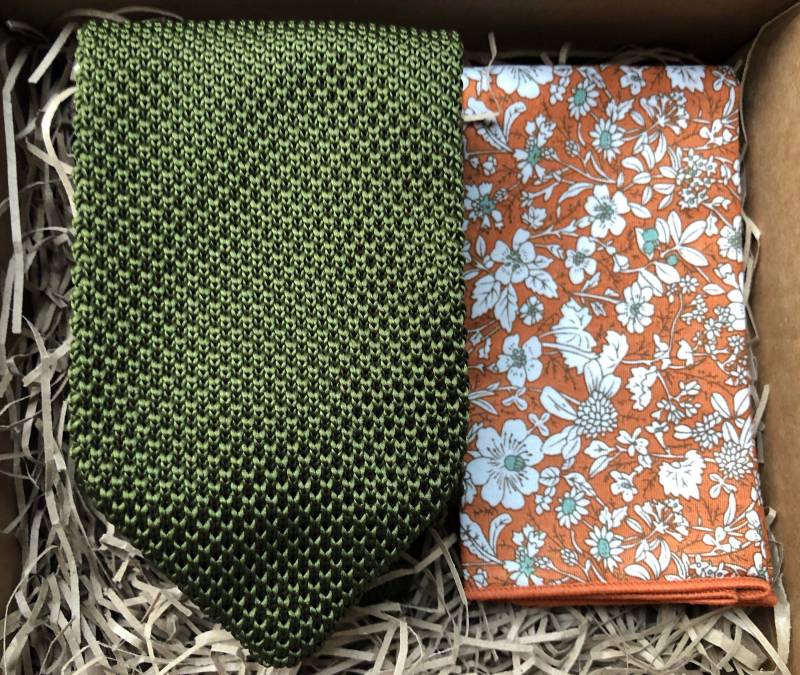 Keine Zoll Oder Bezahlt - Grüne Gestrickte Krawatte & Florales Einstecktuch Set | Olivgrün Hochzeit Herren Weihnachtsgeschenk von DaisyandOakStudio