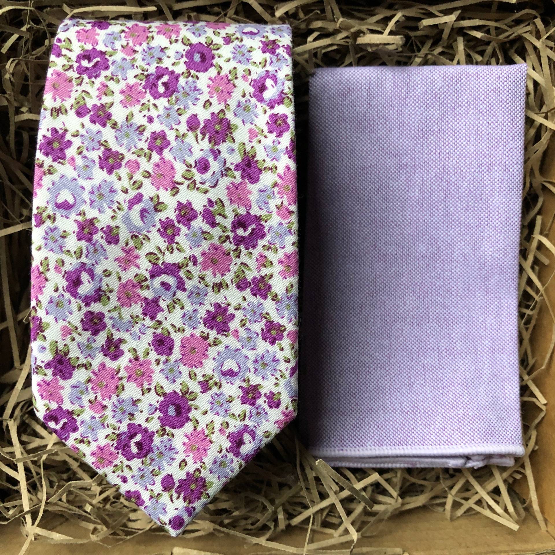 Lavendel Blumen Krawatte & Einstecktuch Set Weiße Krawatte, Groomsmen Hochzeits-Krawatten von DaisyandOakStudio
