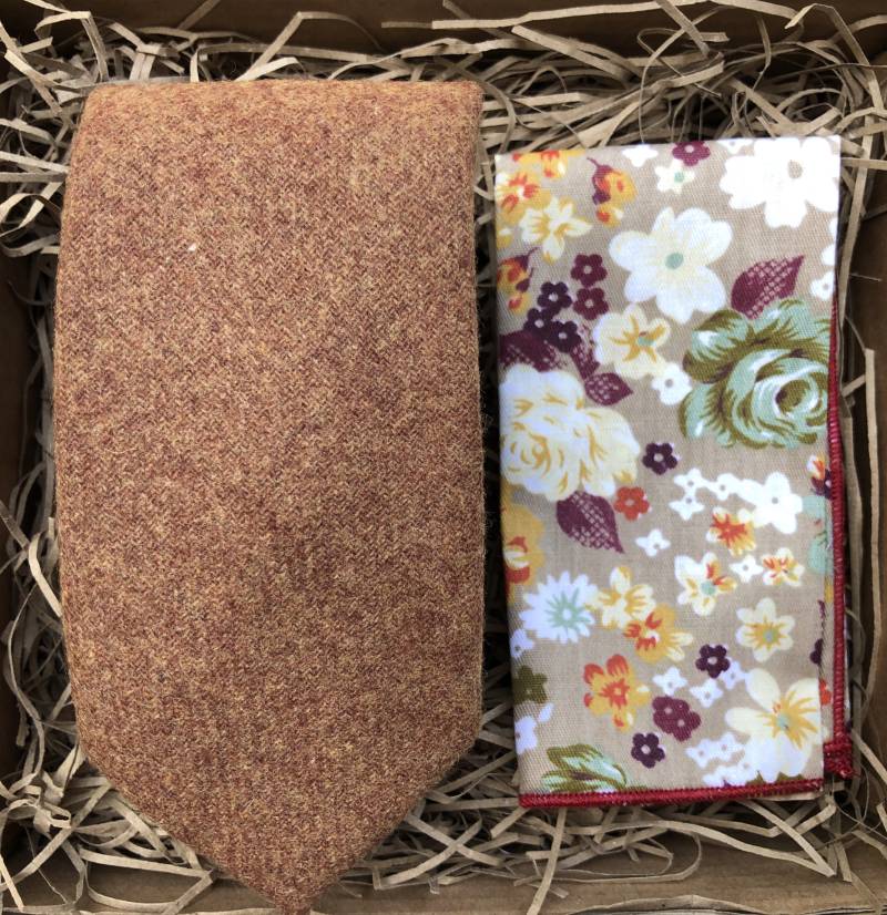 Set Aus Wollkrawatte Und Einstecktuch Mit Blumenmuster Herren Accessoires in Camel Braun von DaisyandOakStudio