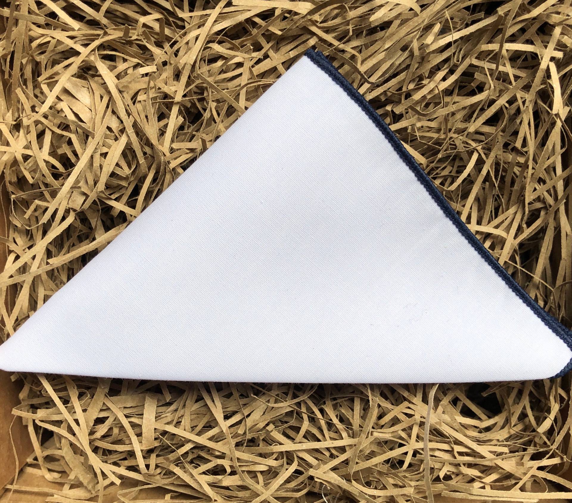 Weisses Einstecktuch Aus Baumwolle Mit Dunkelblauer Borte von DaisyandOakStudio