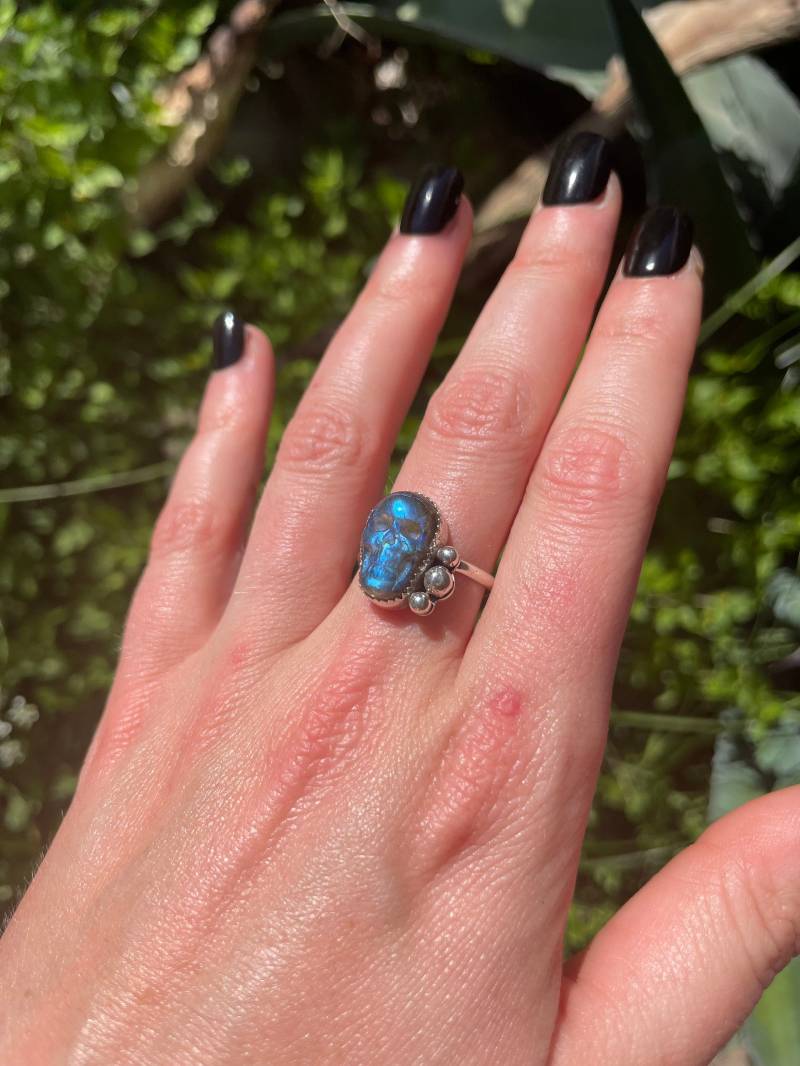 Labradorit Totenkopf Ring Labradorit Totenkopf Ring von DaisychainMetalwork