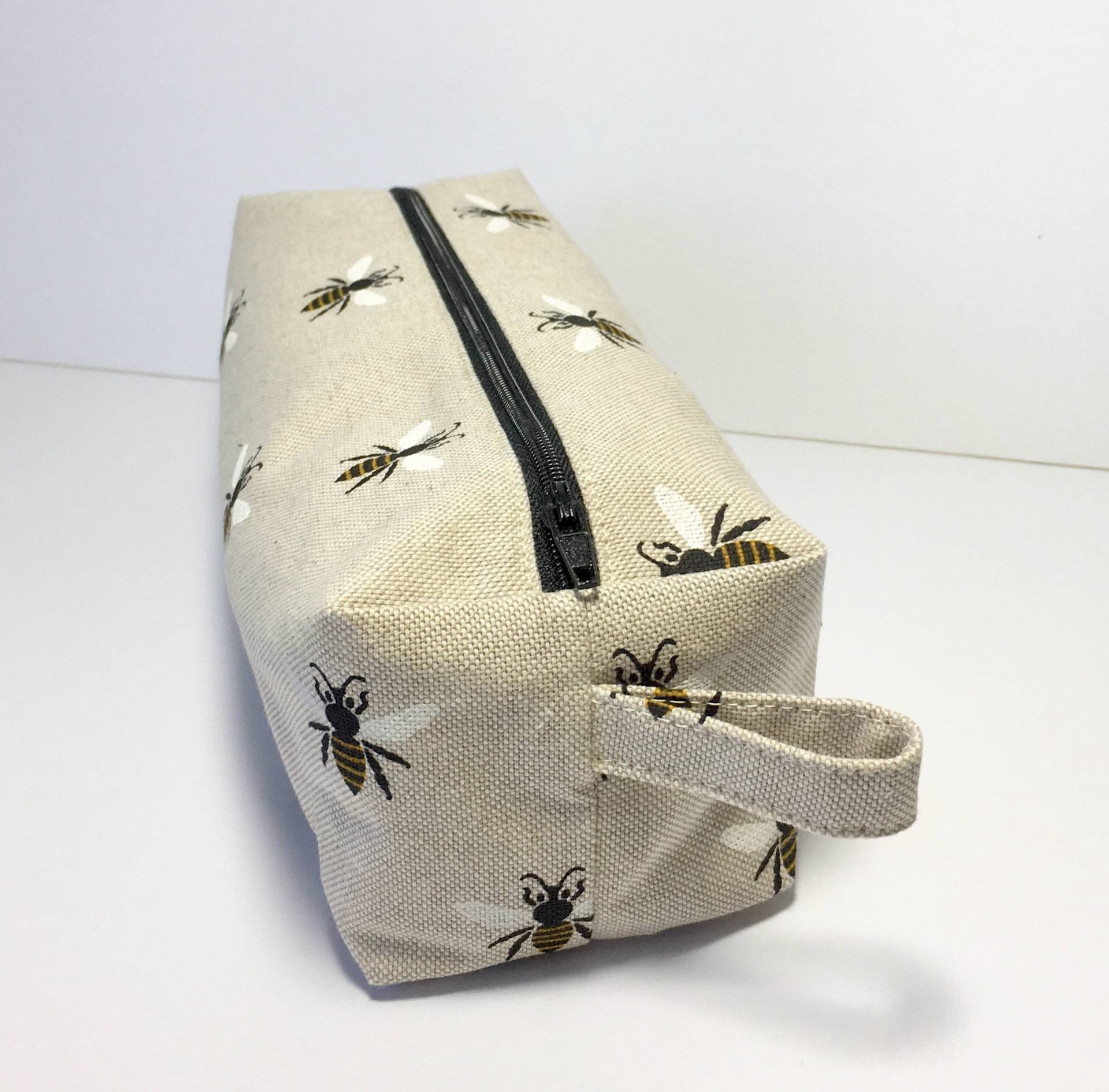 Bienen Boxed Reißverschluss-Beutel/Federmäppchen/Make Up Tasche/Kosmetikpinsel-Beutel Bienen Boxed Reißverschluss-Beutel/Federmäppchen/Make Up Tasche/Kosmetikpinsel-Beutel von DaisychainQuilter