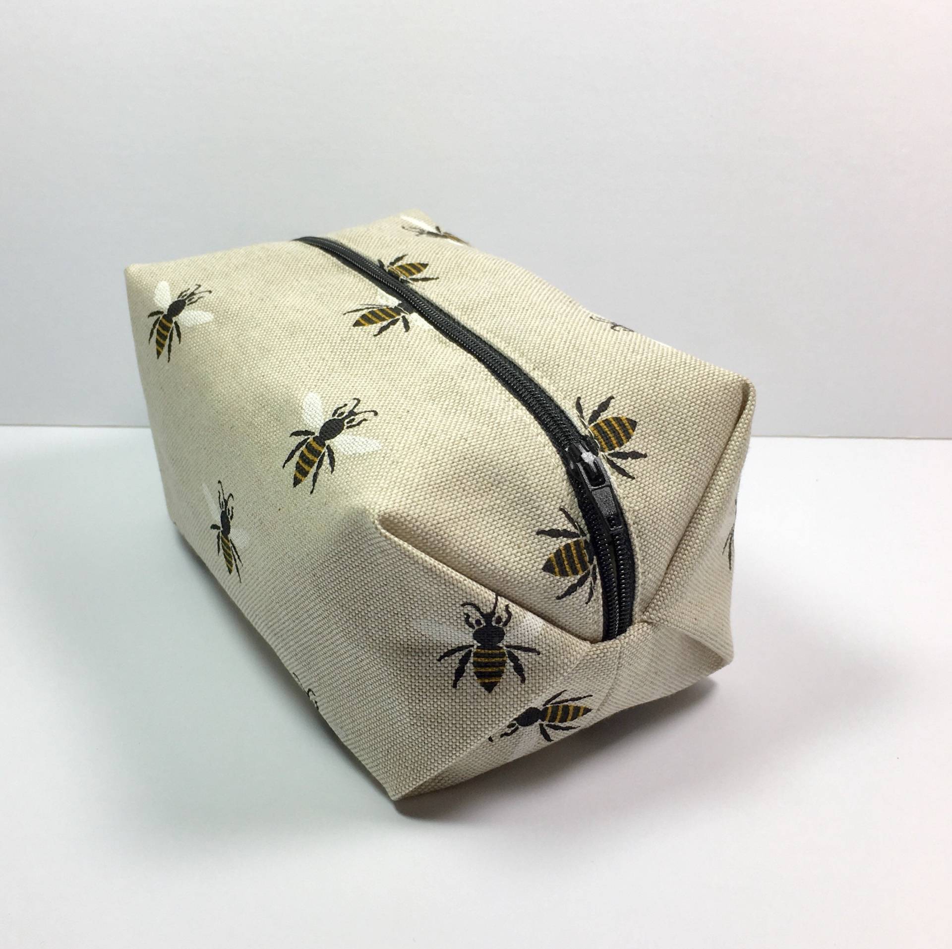 Boxed Bee Mäppchen/Federmäppchen/Make Up Tasche/Gadget Tasche/Kosmetikbeutel von DaisychainQuilter