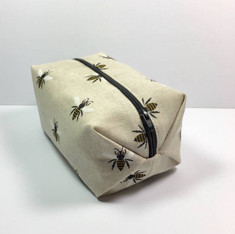 Boxed Bee Mäppchen/Federmäppchen/Make Up Tasche/Gadget Tasche/Kosmetikbeutel von DaisychainQuilter