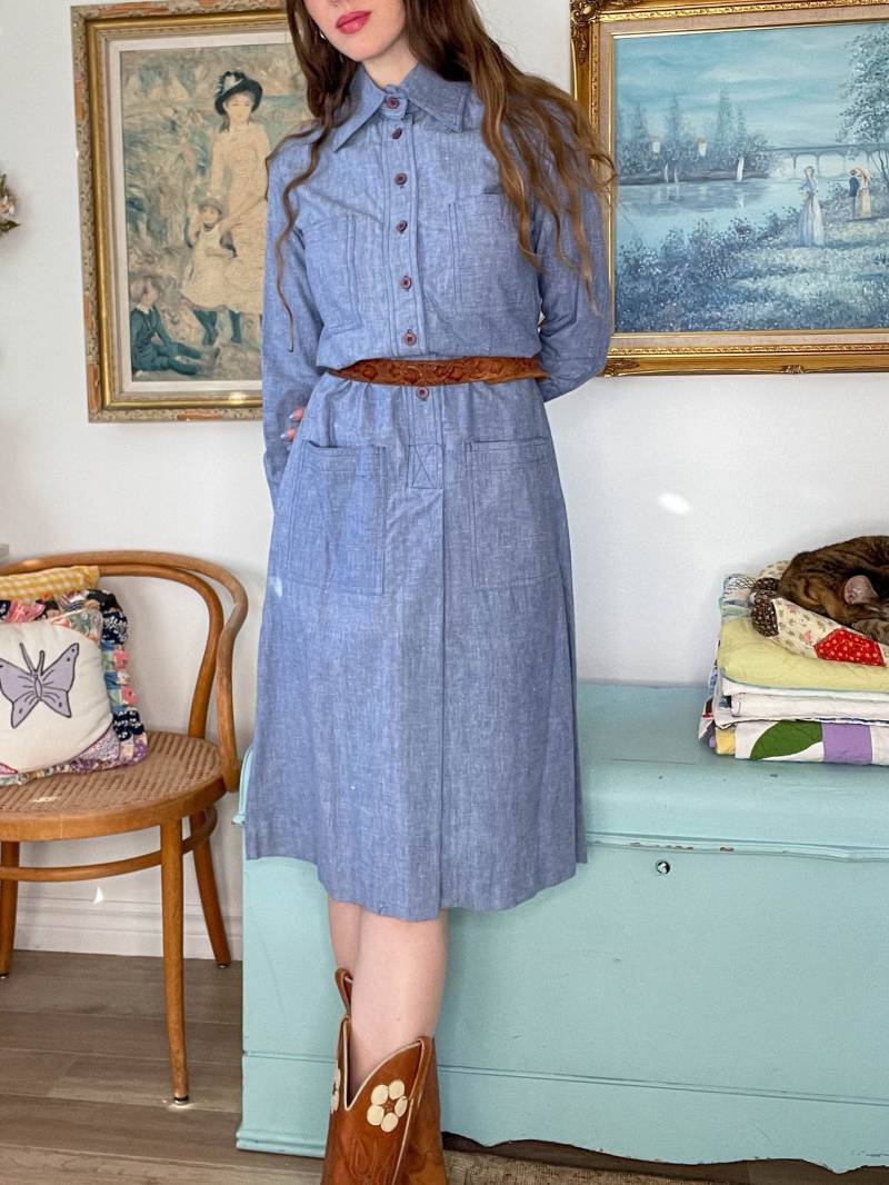 1970Er Jahre Chambray Hemdkleid Mit Übergroßem Kragen/Medium Vintage Deadstock Eatons Hellblaues Jeans-Baumwollkleid von Daisyheadvtg