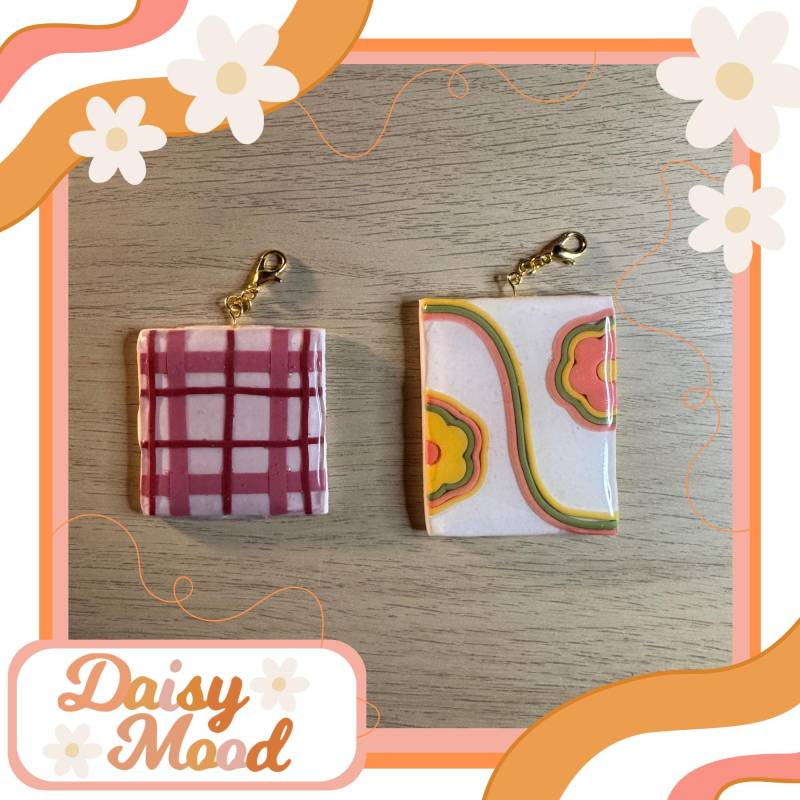 Handgefertigte Retro Ästhetik Schlüsselanhänger | Schachbrett & Blumenmuster Niedlicher Taschenanhänger von Daisymoodshop
